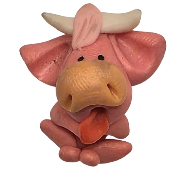 Small Mini Handmade Polymer Clay Hot Pink Highland Cow Brooch Jacket Lapel Pin - Picture 1 of 3